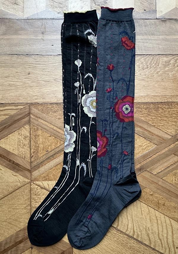 Rose & Lini ANTIPAST WOOL “BOLD BLOOM” AM-795HS LONG SOCKS CHARCOAL Offerta