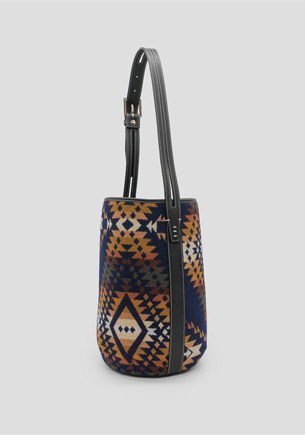 Rose & Lini A VACATION “MARCHE” TRAILS NAVY BUCKET BAG Sconto