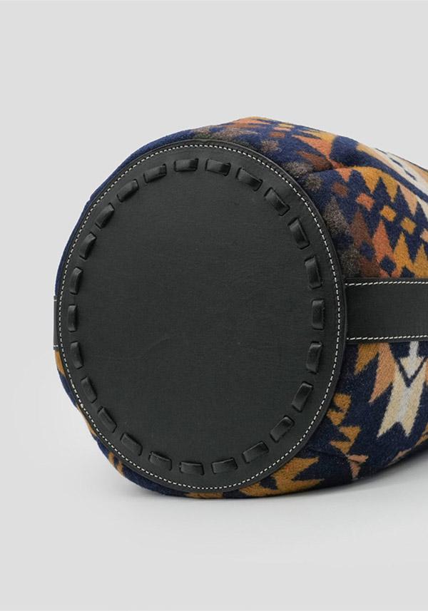 Rose & Lini A VACATION “MARCHE” TRAILS NAVY BUCKET BAG Sconto