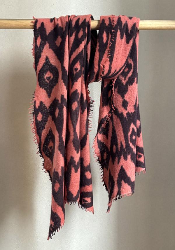 Rose & Lini MIRROR IN THE SKY CASHMERE “OPEN KNITTED PRINT” SHRIMP & INKPOT SCARF Negozi Online