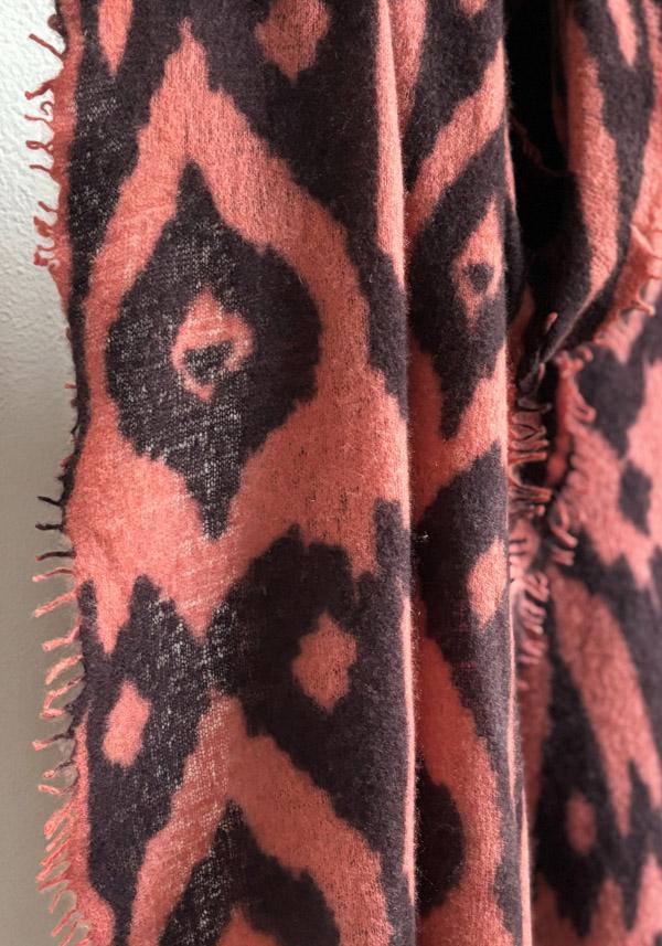 Rose & Lini MIRROR IN THE SKY CASHMERE “OPEN KNITTED PRINT” SHRIMP & INKPOT SCARF Negozi Online