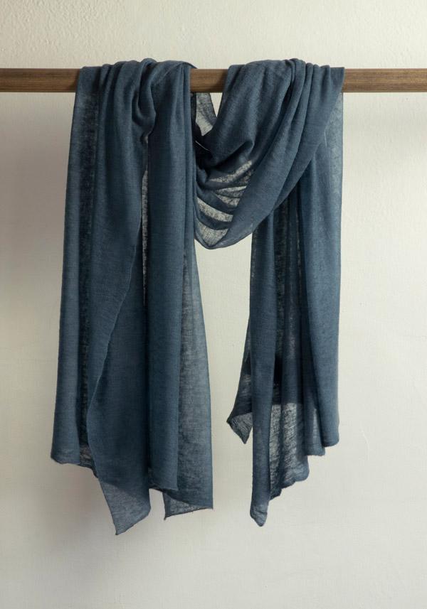 Rose & Lini MIRROR IN THE SKY CASHMERE “CLOUD KNITTED PLAIN” STORM SHAWL Vendita Economica