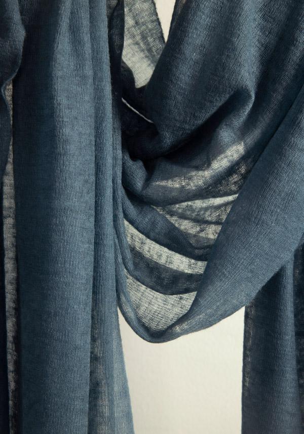 Rose & Lini MIRROR IN THE SKY CASHMERE “CLOUD KNITTED PLAIN” STORM SHAWL Vendita Economica