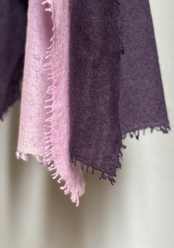 Rose & Lini MIRROR IN THE SKY CASHMERE “OPEN KNITTED DEGRADEE” INKPOT & DEW SCARF I Più Venduti