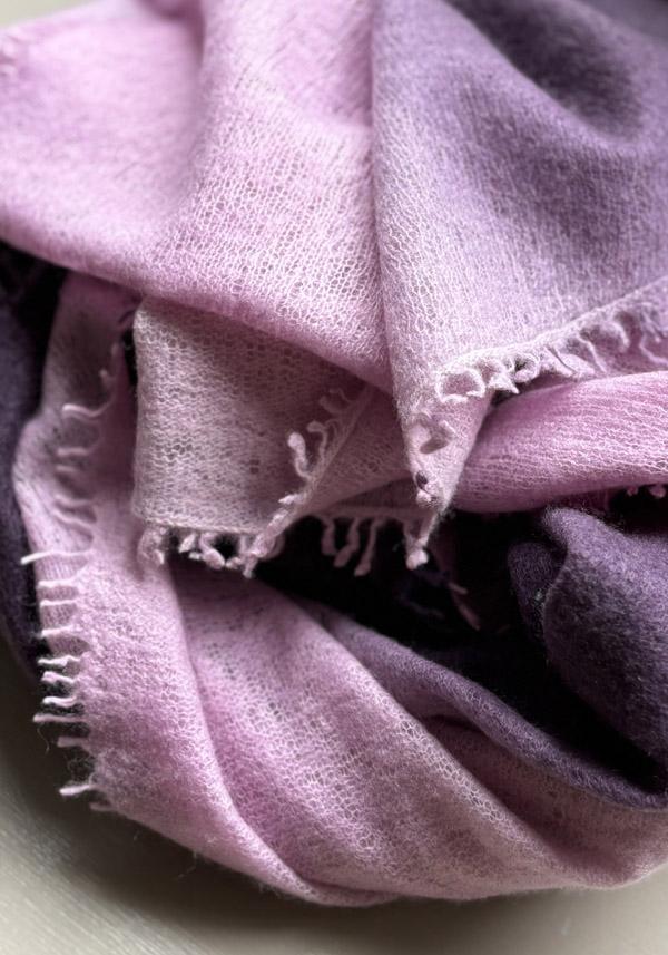 Rose & Lini MIRROR IN THE SKY CASHMERE “OPEN KNITTED DEGRADEE” INKPOT & DEW SCARF I Più Venduti