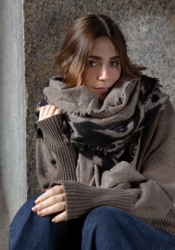 Rose & Lini MIRROR IN THE SKY CASHMERE “OPEN KNITTED MELANGE” COFFEE SCARF Negozio