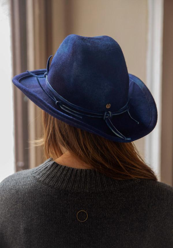 Rose & Lini YESEY “RAFFISH” BLUE FELTED HAT Nuovo