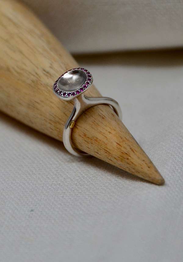 Rose & Lini ROSAMARIA SILVER AND RUBY “BEENU” RING Offerta temporanea