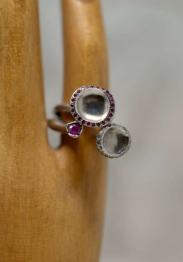 Rose & Lini ROSAMARIA SILVER AND RUBY “BEENU” RING Offerta temporanea
