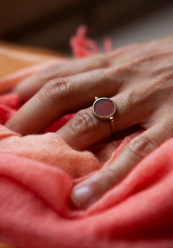 Rose & Lini MAITEA “BASCULANT” CARNELIAN RING Prezzo Ridotto