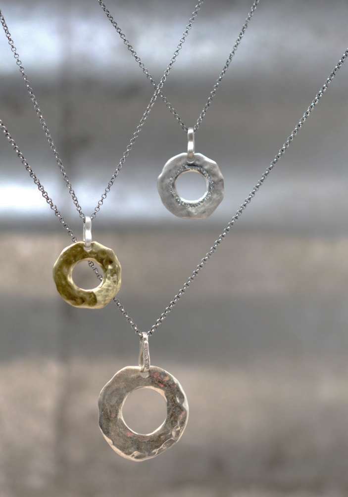 Rose & Lini ROSAMARIA ROUND BRONZE PENDANT NECKLACE Convenienza