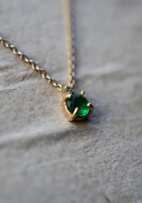 Rose & Lini 5 OCTOBRE “LEWIS” EMERALD NECKLACE Presa