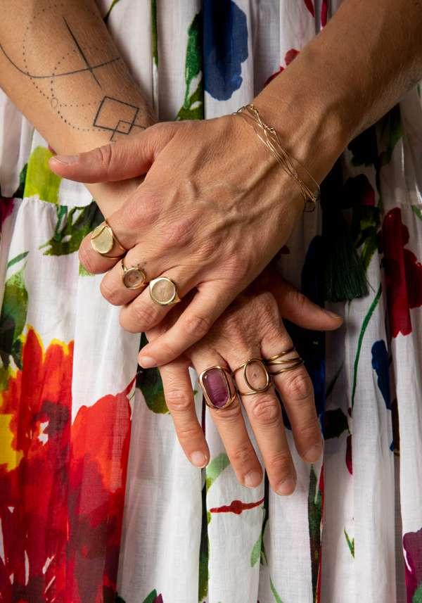 Rose & Lini MAITEA GOLD & QUARTZ CIRCLE RING Saldi Di Fabbrica