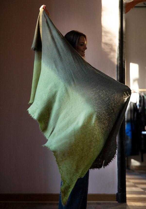 Rose & Lini MIRROR IN THE SKY CASHMERE “OPEN KNITTED DEGRADEE” LAUREL & MOSS SCARF Consegna Veloce