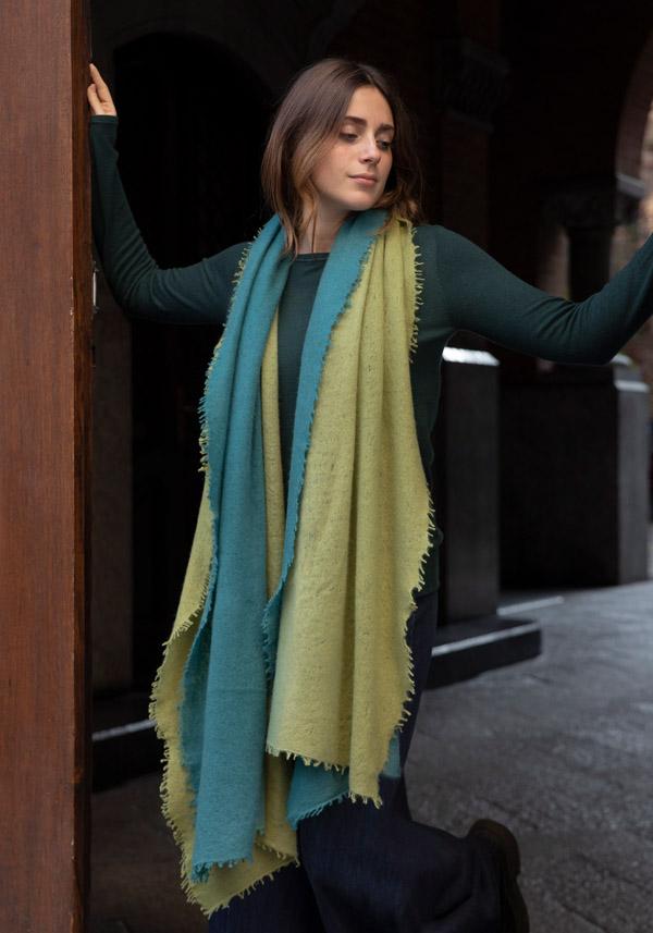 Rose & Lini MIRROR IN THE SKY CASHMERE “OPEN KNITTED DEGRADEE” PINE & MOSS SCARF Promozione Limitata