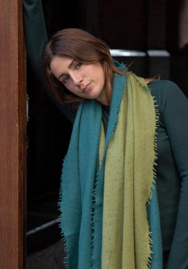 Rose & Lini MIRROR IN THE SKY CASHMERE “OPEN KNITTED DEGRADEE” PINE & MOSS SCARF Promozione Limitata