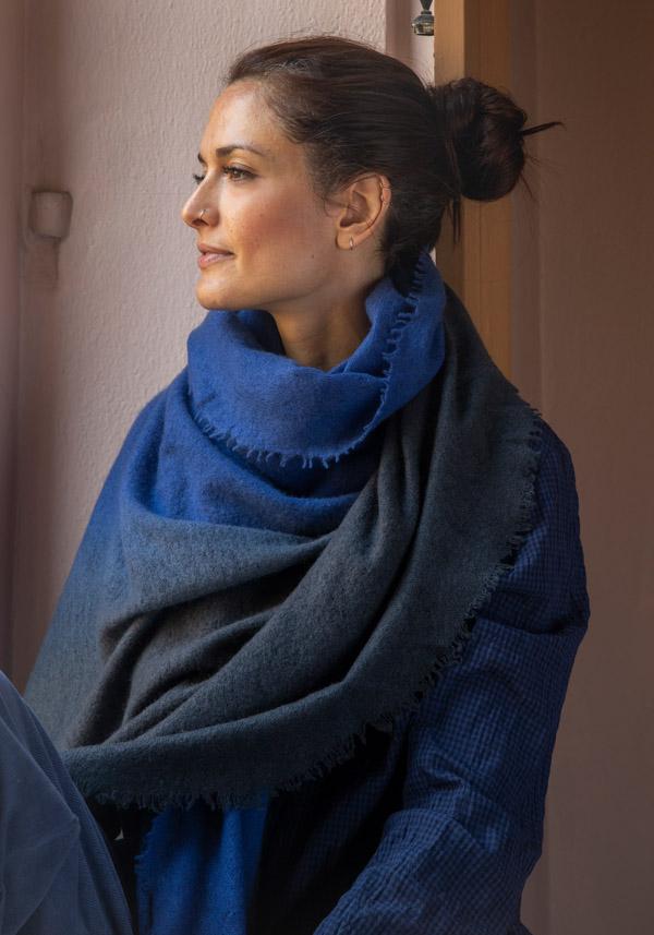 Rose & Lini MIRROR IN THE SKY CASHMERE “OPEN KNITTED DEGRADEE” MIDNIGHT & ASPHALT SCARF Prezzo Ridotto