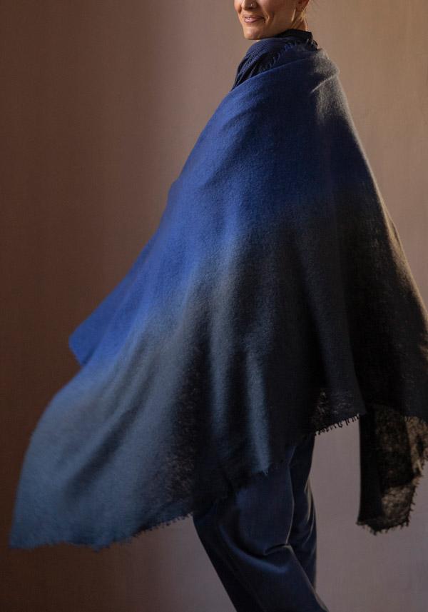 Rose & Lini MIRROR IN THE SKY CASHMERE “OPEN KNITTED DEGRADEE” MIDNIGHT & ASPHALT SCARF Prezzo Ridotto