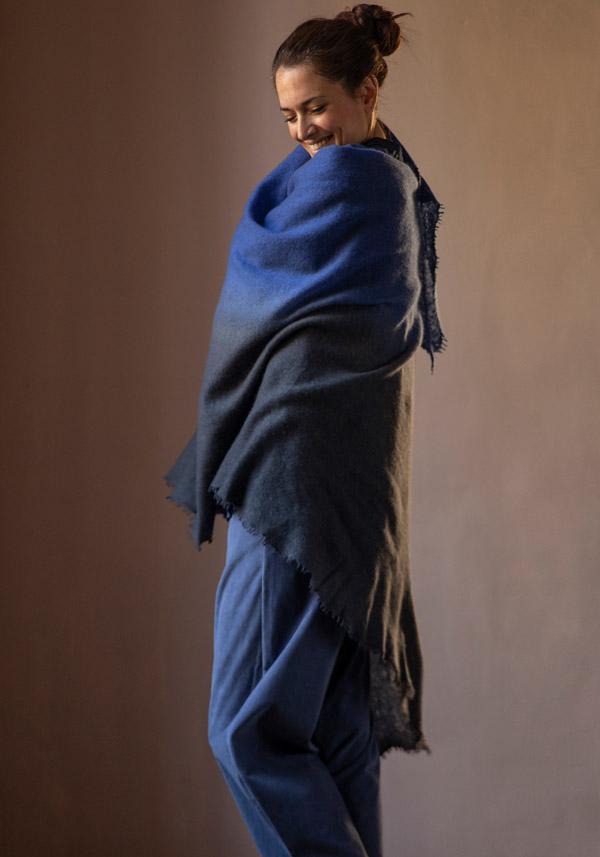 Rose & Lini MIRROR IN THE SKY CASHMERE “OPEN KNITTED DEGRADEE” MIDNIGHT & ASPHALT SCARF Prezzo Ridotto