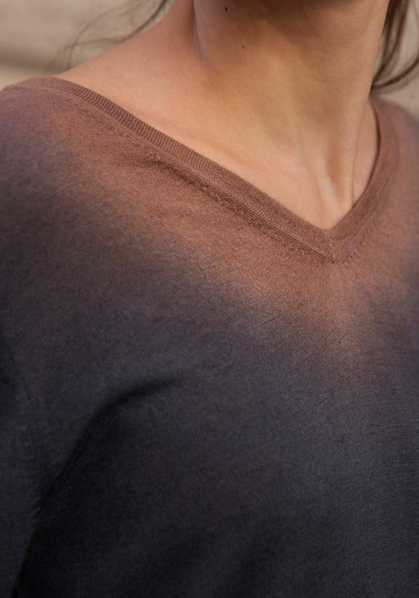 Rose & Lini MIRROR IN THE SKY CASHMERE “INDRA” V-NECK SWEATER ASPHALT & WILLOW Offerta esclusiva