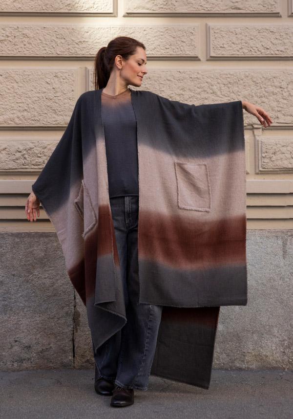 Rose & Lini MIRROR IN THE SKY CASHMERE “INDRA” V-NECK SWEATER ASPHALT & WILLOW Offerta esclusiva