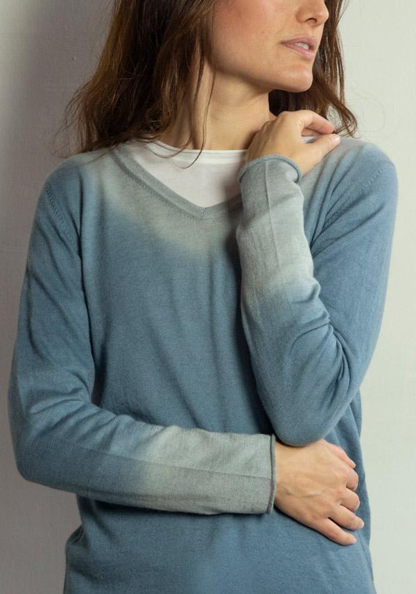Rose & Lini MIRROR IN THE SKY CASHMERE “INDRA” V-NECK SWEATER STONE & GRANITE Vendite stagionali