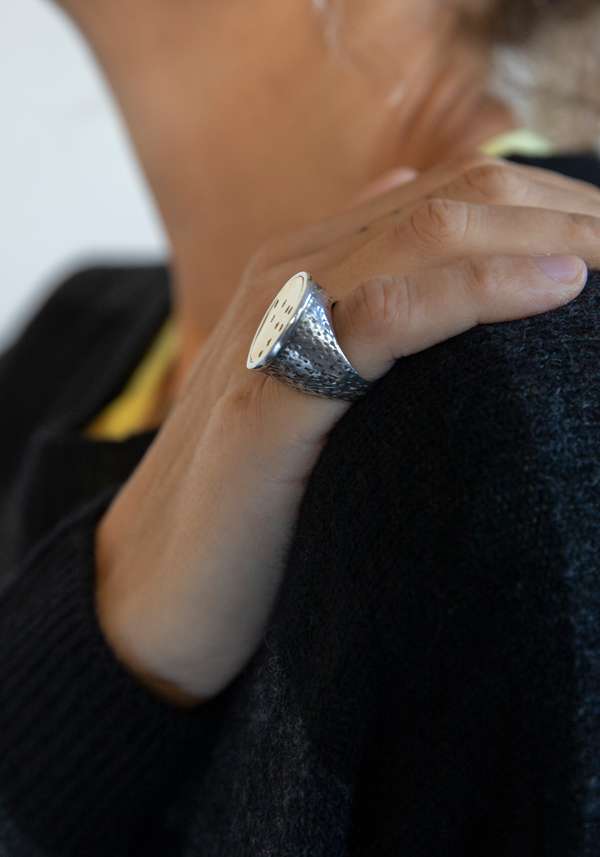 Rose & Lini SIMONA TAGLIAFERRI SILVER & GOLD “RING J276 YG” Vendita calda