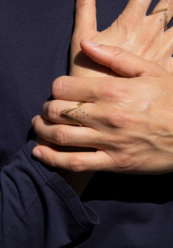 Rose & Lini MAITEA “HEART” GOLD ENGRAVED RING Ultimo giorno