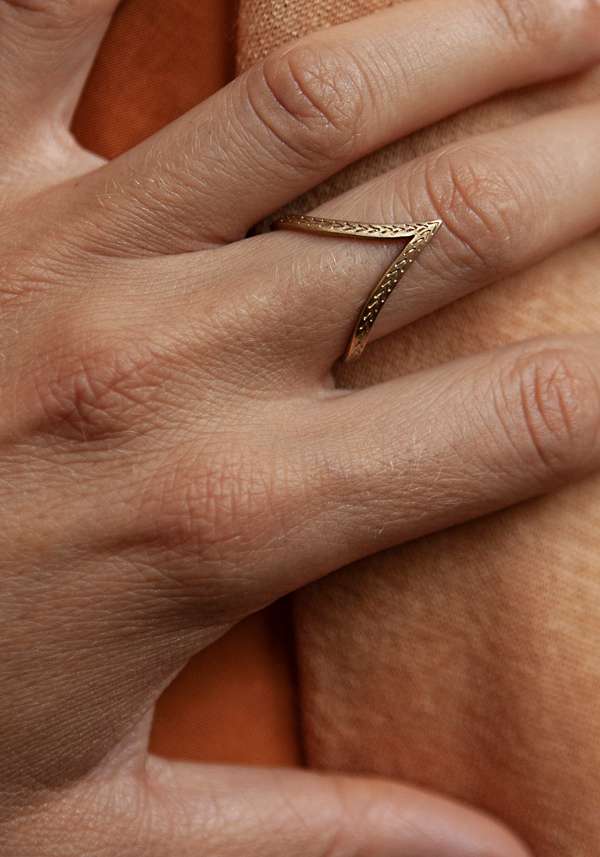 Rose & Lini MAITEA “HEART” GOLD ENGRAVED RING Ultimo giorno