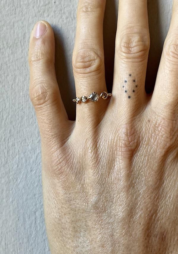 Rose & Lini DORETTE GOLD & WHITE SAPPHIRE “BAGUE SIMPLE” RING Enormi sconti