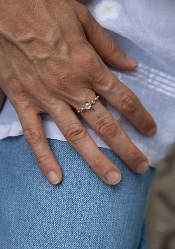 Rose & Lini DORETTE GOLD & WHITE SAPPHIRE “BAGUE SIMPLE” RING Enormi sconti