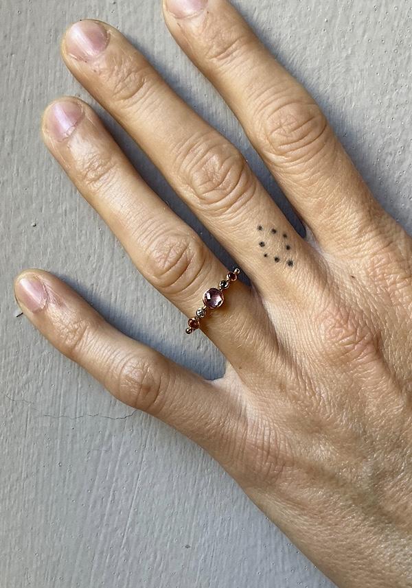 Rose & Lini DORETTE SPINEL & SAPPHIRES “BAGUE SIMPLE” GOLD RING 50% di sconto con spedizione gratuita