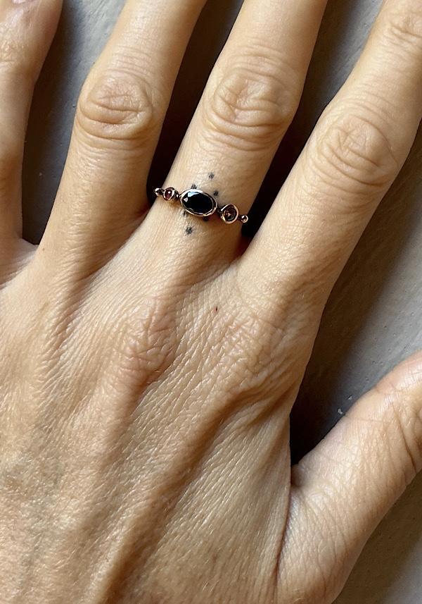 Rose & Lini DORETTE RUBY & BLUE SAPPHIRE “BAGUE SIMPLE” GOLD RING Esporta salva