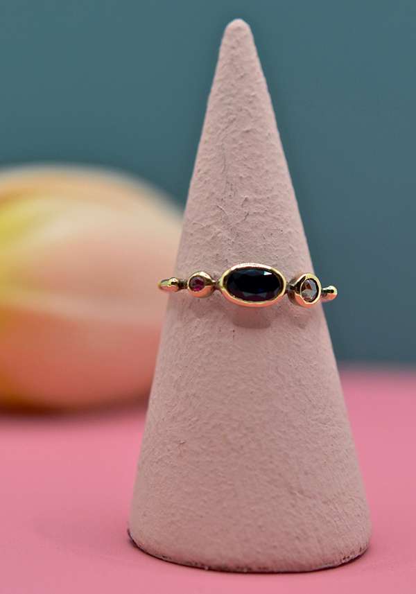 Rose & Lini DORETTE RUBY & BLUE SAPPHIRE “BAGUE SIMPLE” GOLD RING Esporta salva