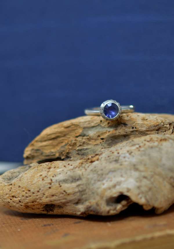 Rose & Lini ROSAMARIA “BELQUIS” DIAMONDS & IOLITE SILVER RING In vendita