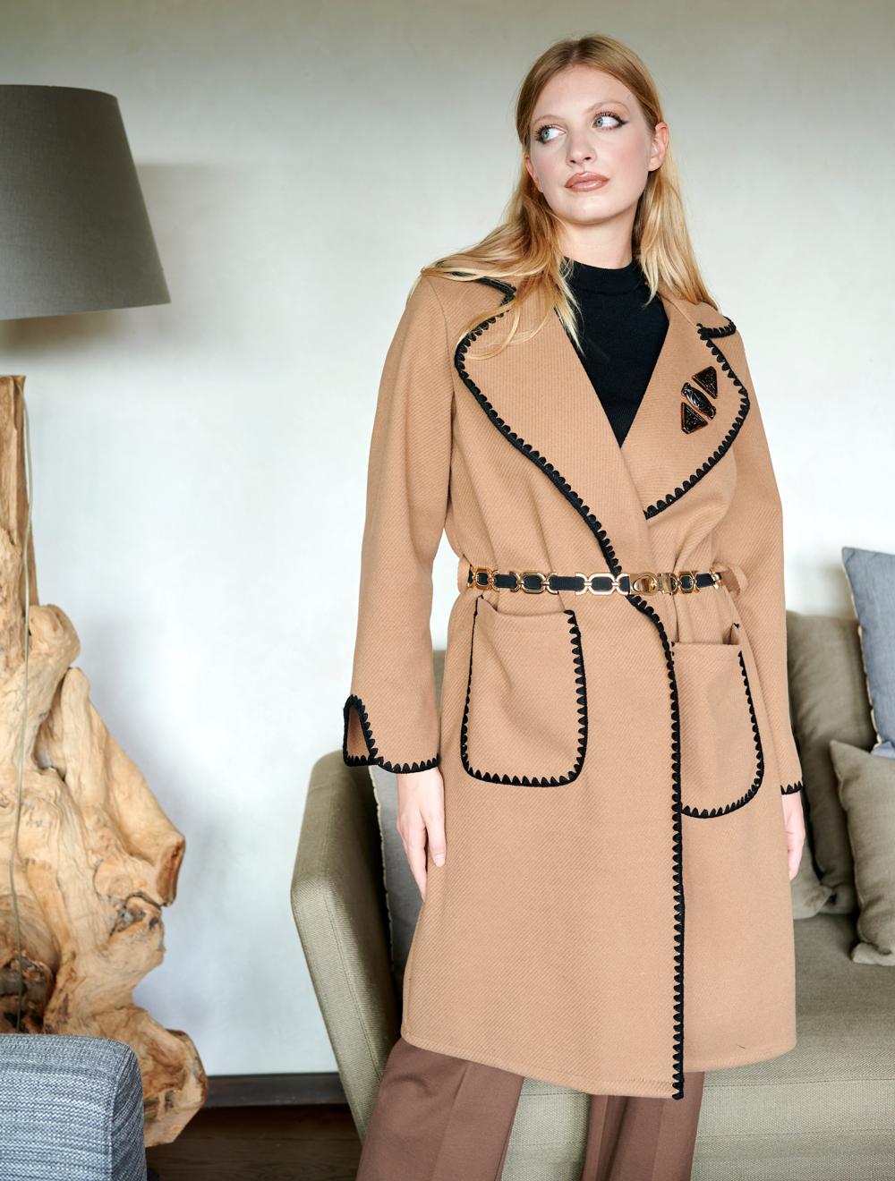 Save The Queen Cappotto color cammello con bordi ricamati 2025
