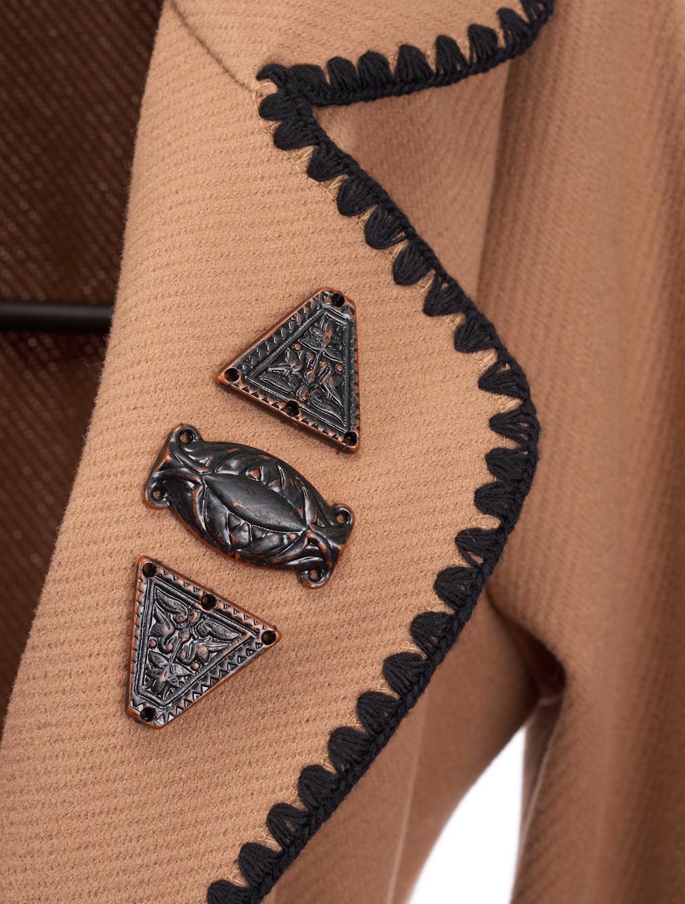 Save The Queen Cappotto color cammello con bordi ricamati 2025
