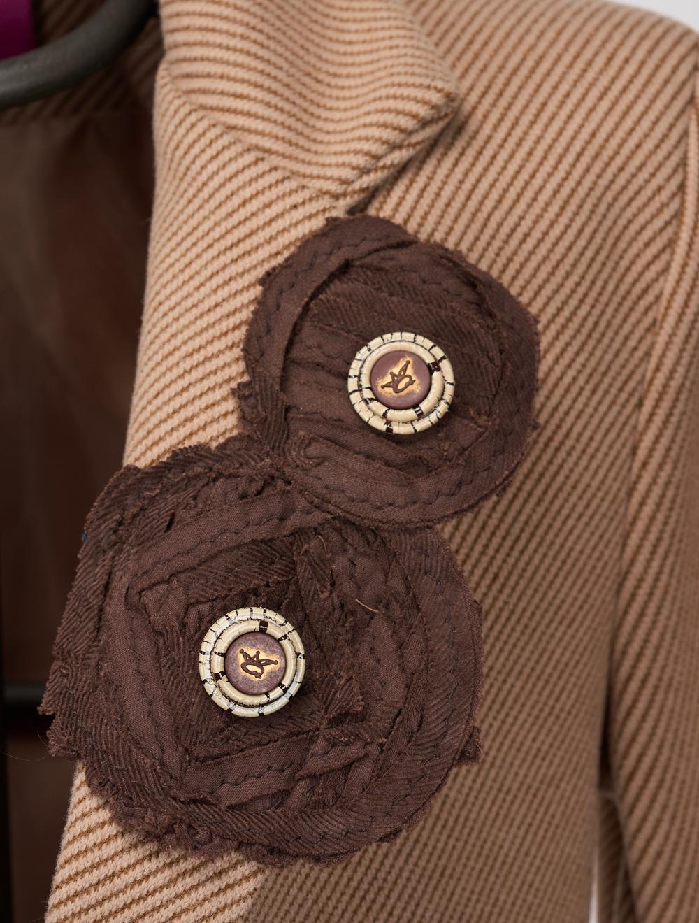 Save The Queen Cappotto corto beige con applicazioni In Linea