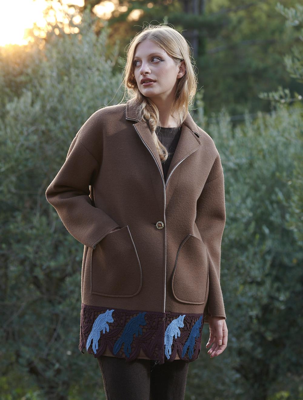 Save The Queen Cappotto corto nocciola con pizzo macramè Pezzi Unici