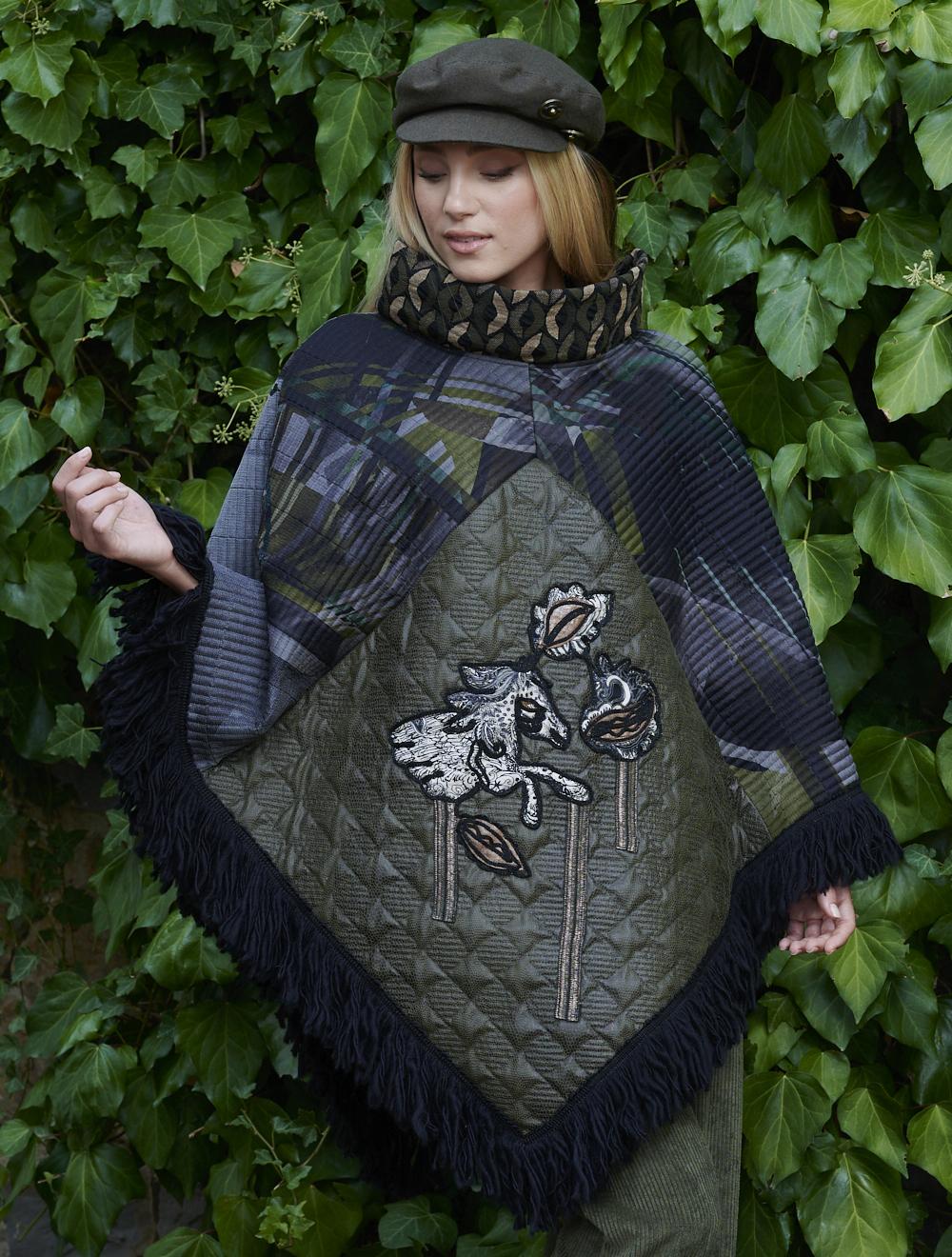 Save The Queen Poncho in seta e finta pelle con ricami Negozi Online