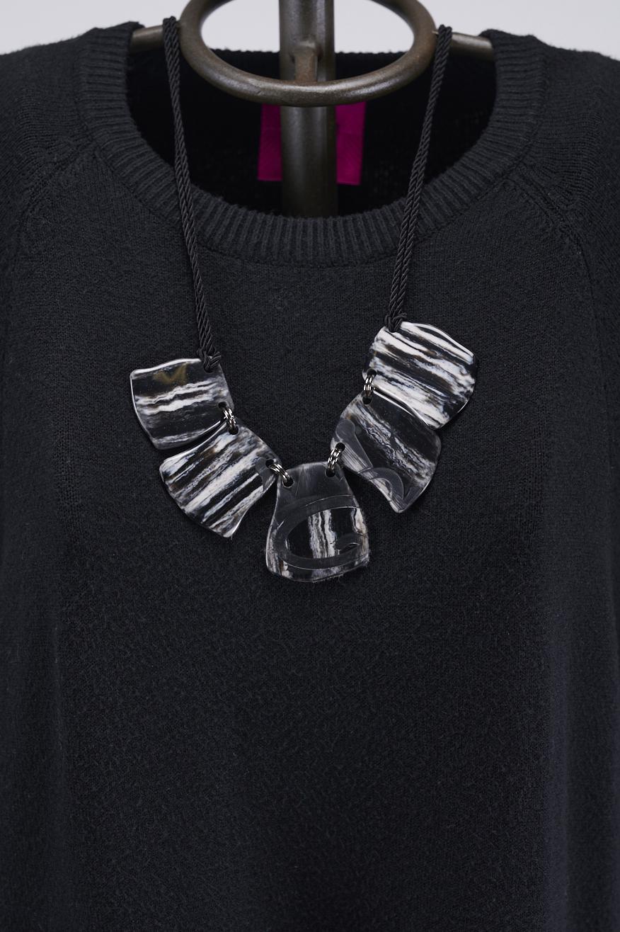 Save The Queen Maxi maglia con collana Acquista Ora