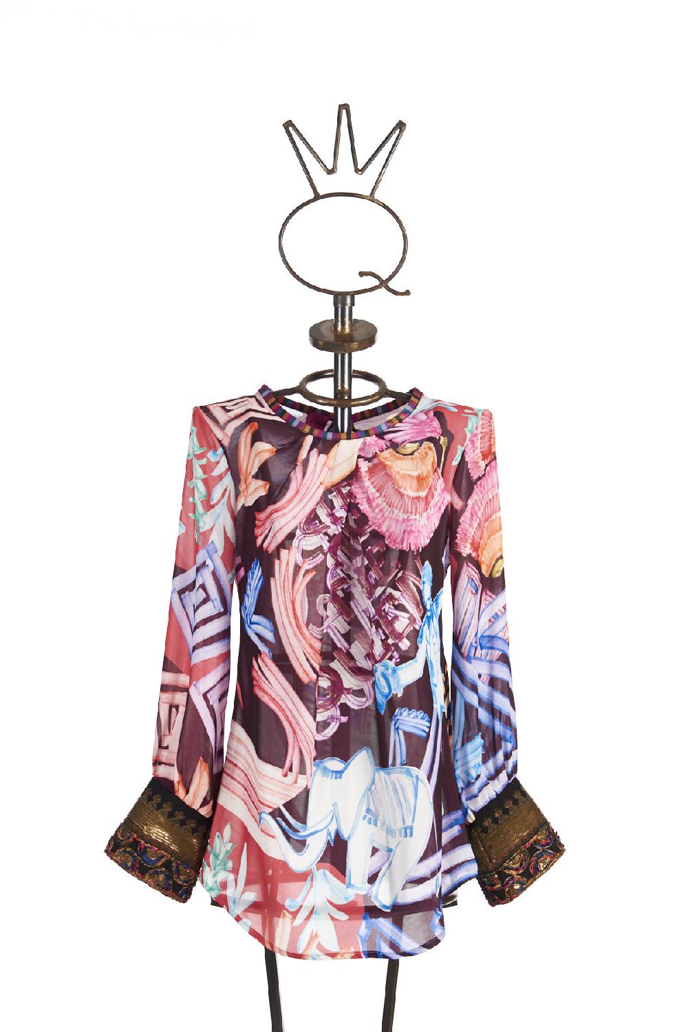 Save The Queen Blusa in chiffon con stampa dedicata al Circo Presa