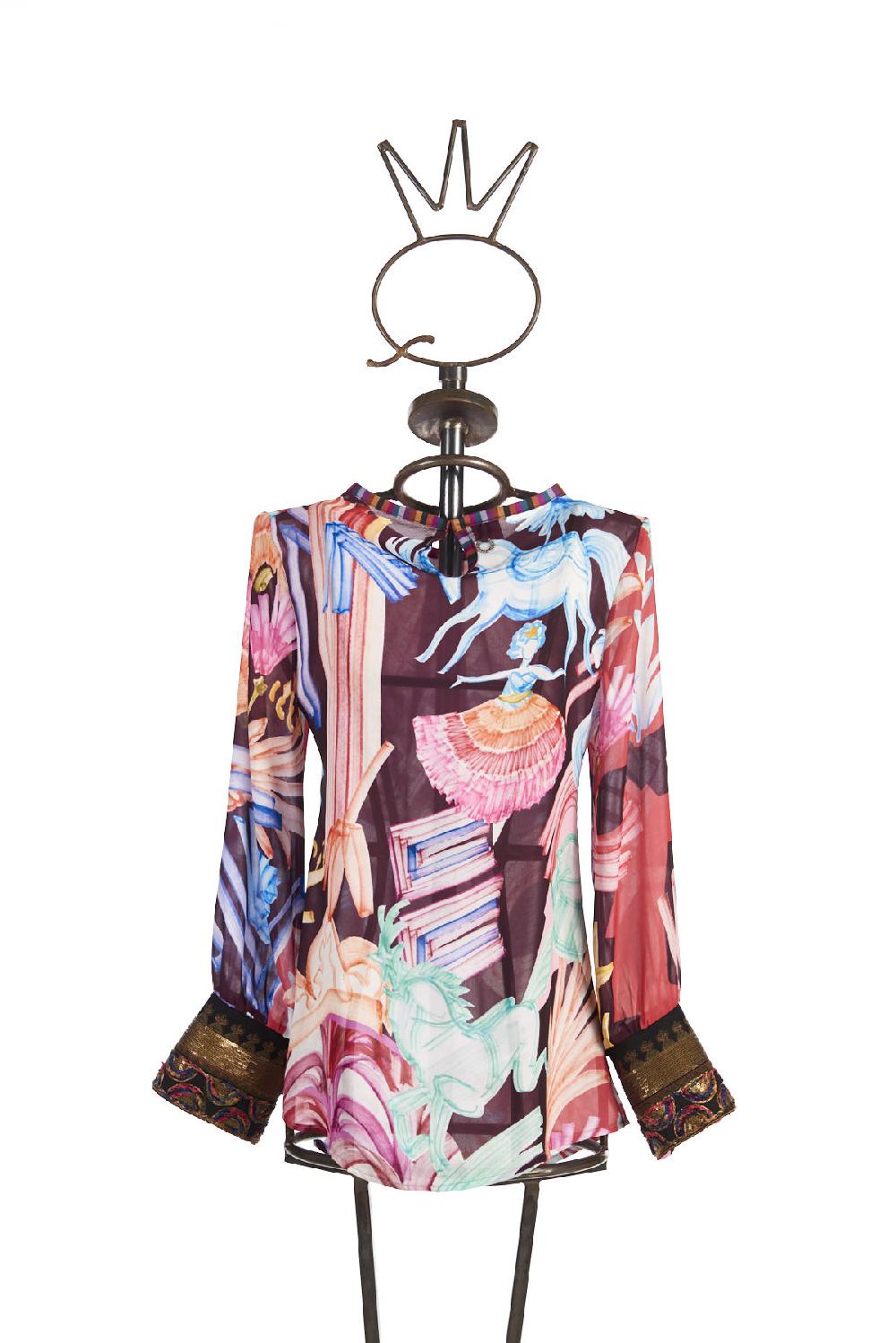 Save The Queen Blusa in chiffon con stampa dedicata al Circo Presa