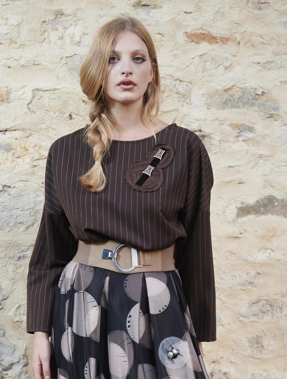 Save The Queen Blusa marrone in tessuto gessato con applicazione Outlet