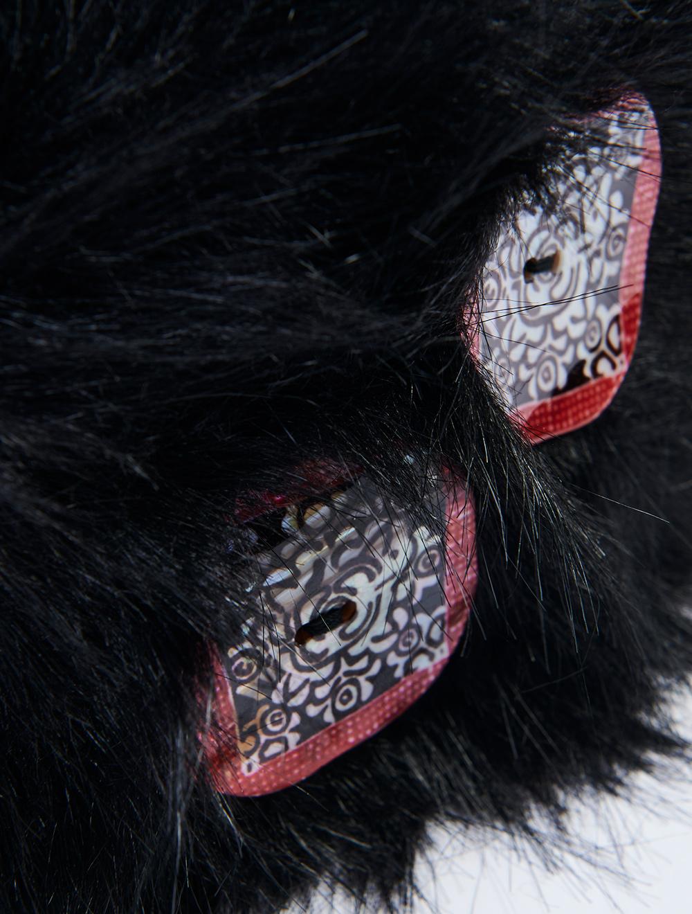 Save The Queen colbacco nero in eco pelliccia Sconto