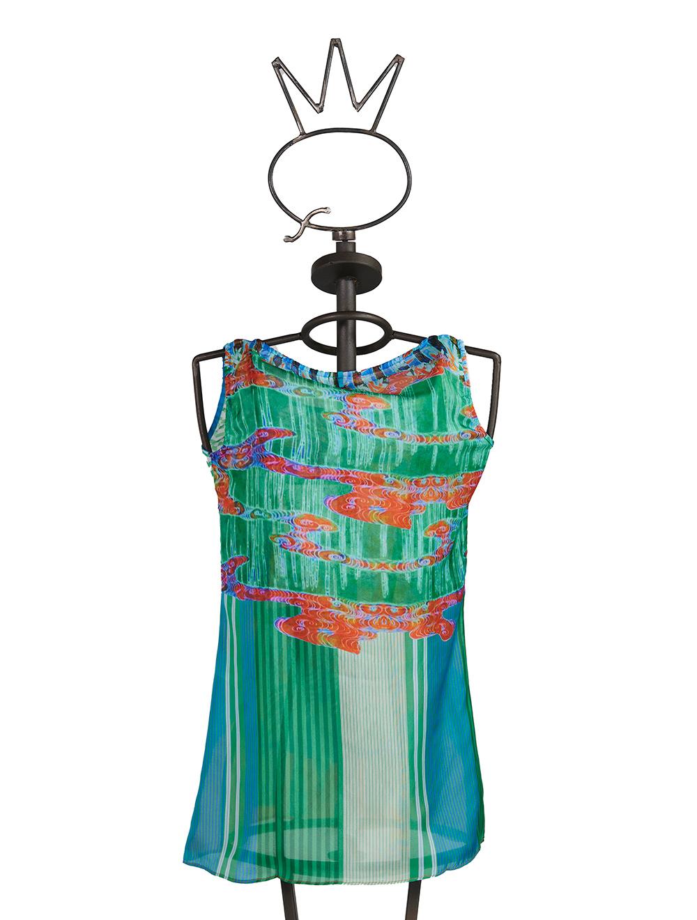 Save The Queen Top in seta con stampa dedicata al tucano Moda