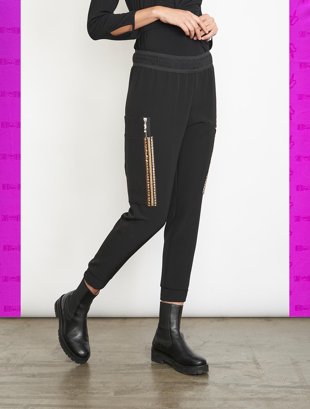 Save The Queen Pantaloni in crepe nero con dettagli di passamaneria Vendite stagionali