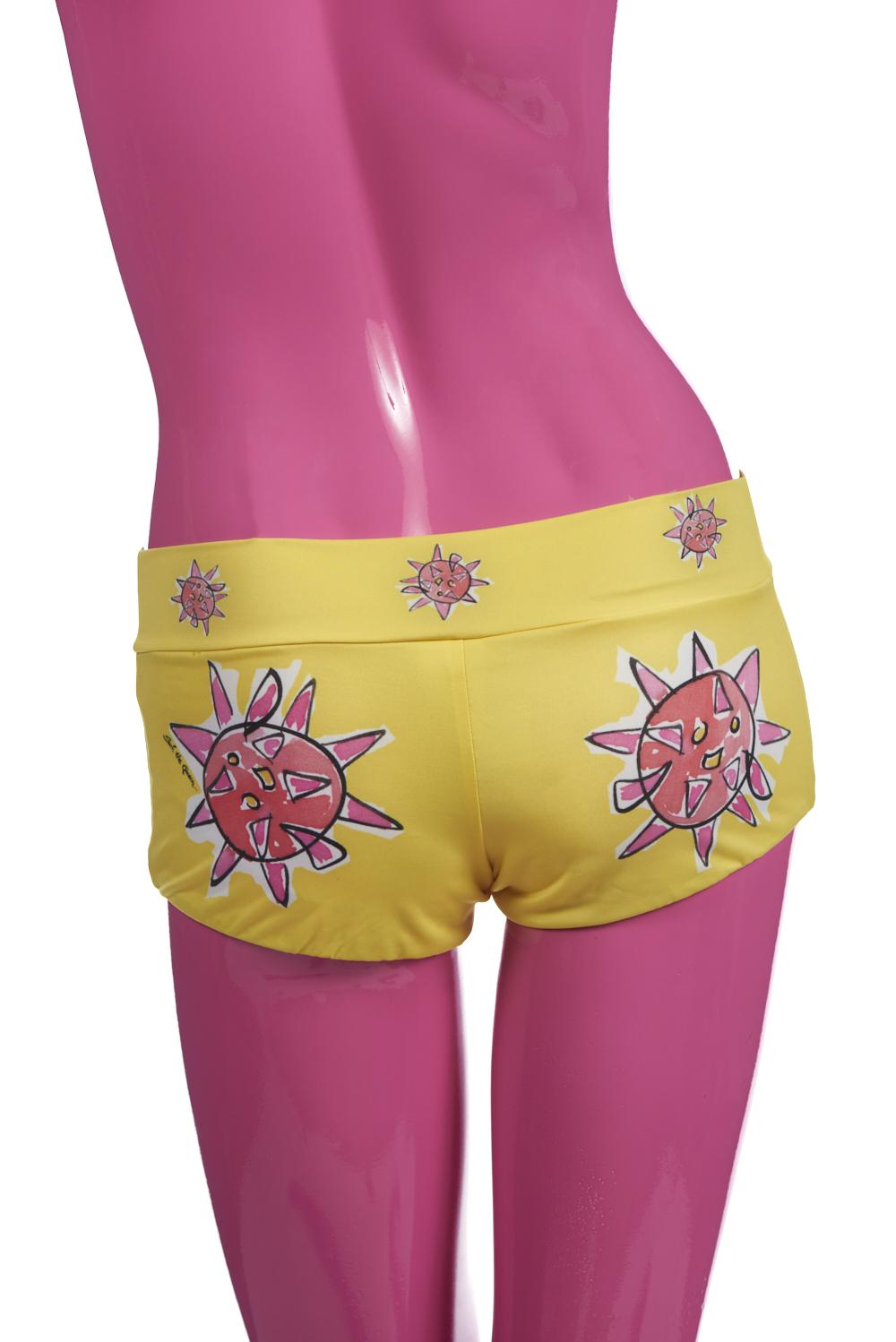 Save The Queen Shorts gialli con stampa pesci Solo un giorno rimasto