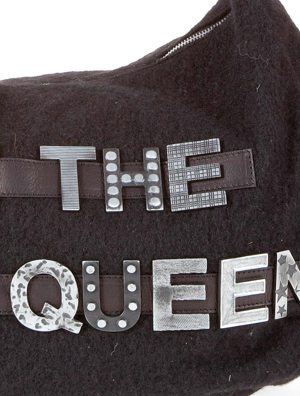 Save The Queen Borsa nera in lana cotta con elementi decorativi metallici Offerte