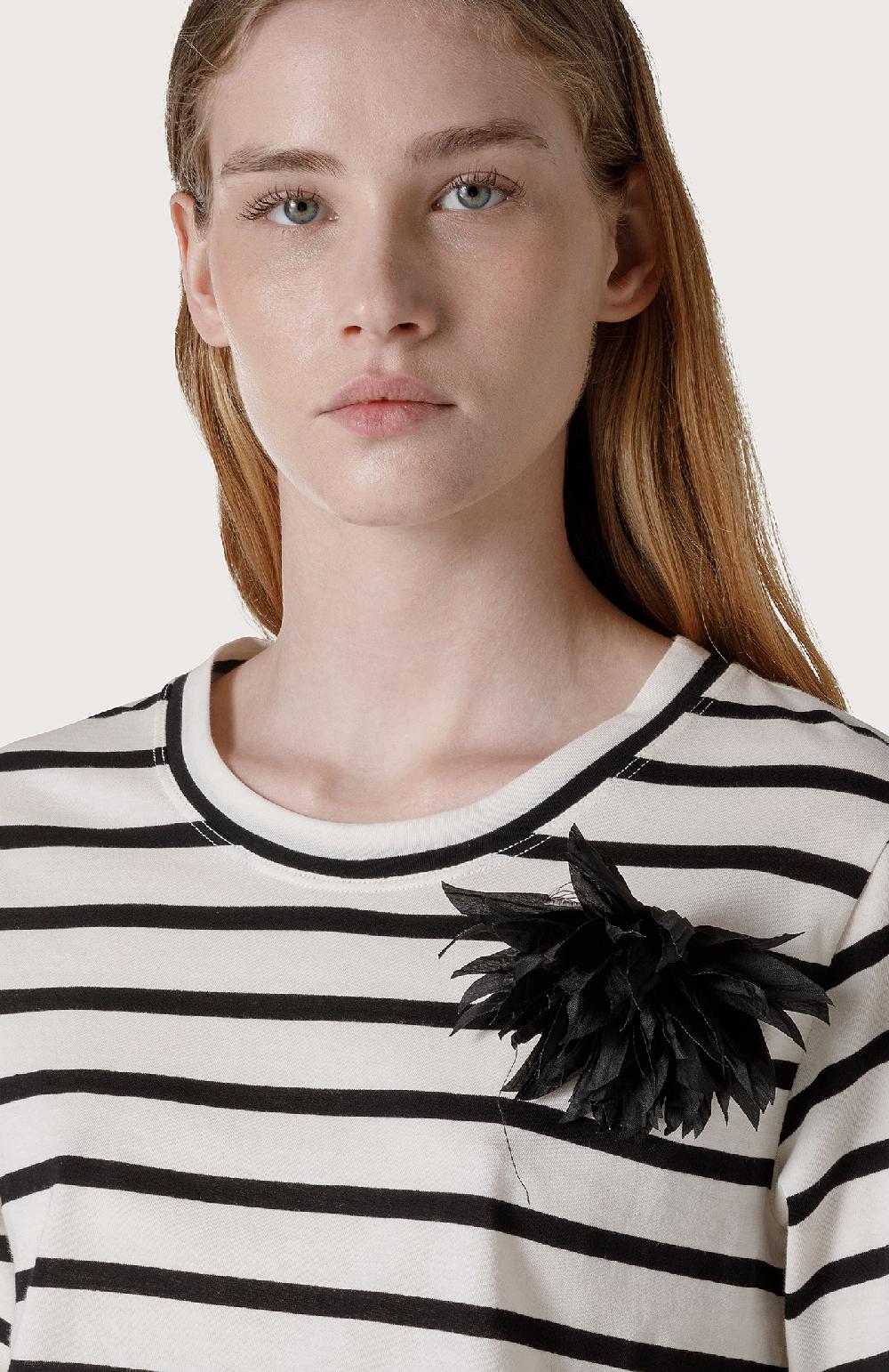 Seventy Maglia a righe con spilla floreale - Col. Nero In Vendita